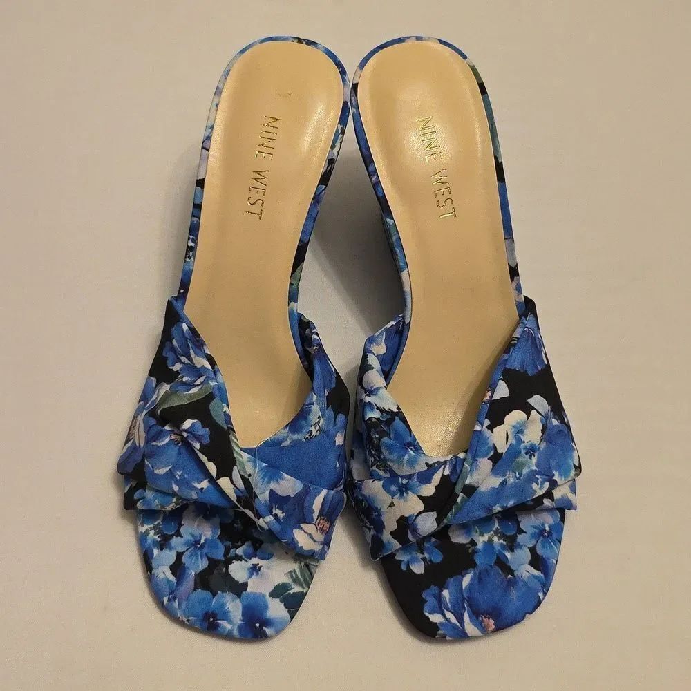 BRAND NEW NINE WEST FLORAL EMBELLISHMENT SQUARE OPEN TOE WEDGE SANDALS…